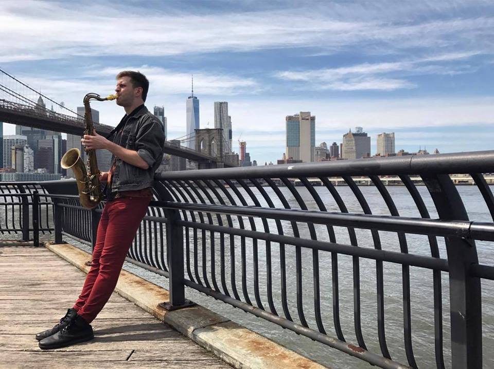 Daro Behroozi des Lucky Chops et son bec de saxophone ténor Syos jaune Daro Behroozi des Lucky Chops et son bec de saxophone ténor Syos jaune