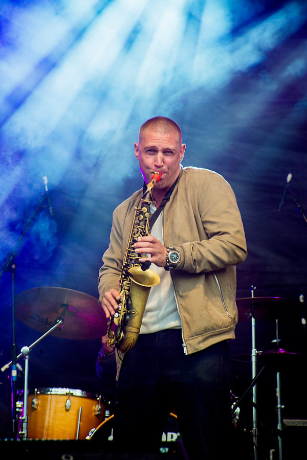 James Morton de The Herbaliser avec son bec de saxophone alto Syos James Morton de The Herbaliser avec son bec de saxophone alto Syos