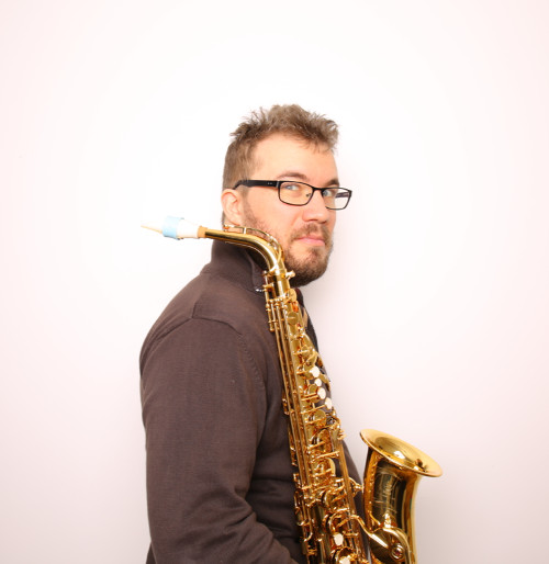 Maxime Carron acousticien fondateur de Syos et son bec de saxophone alto