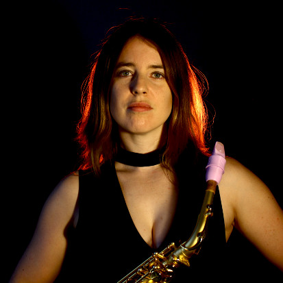 Liza Bec plays a Syos alto saxophone mouthpiece Liza Bec plays a Syos alto saxophone mouthpiece