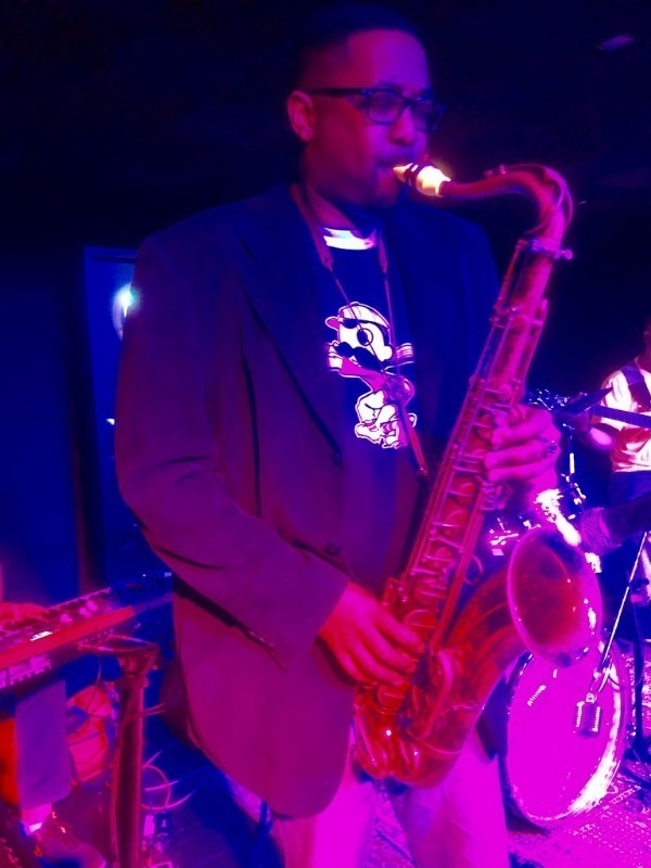 The saxophonist Lionel Lyles plays a Syos tenor saxophone mouthpiece The saxophonist Lionel Lyles plays a Syos tenor saxophone mouthpiece