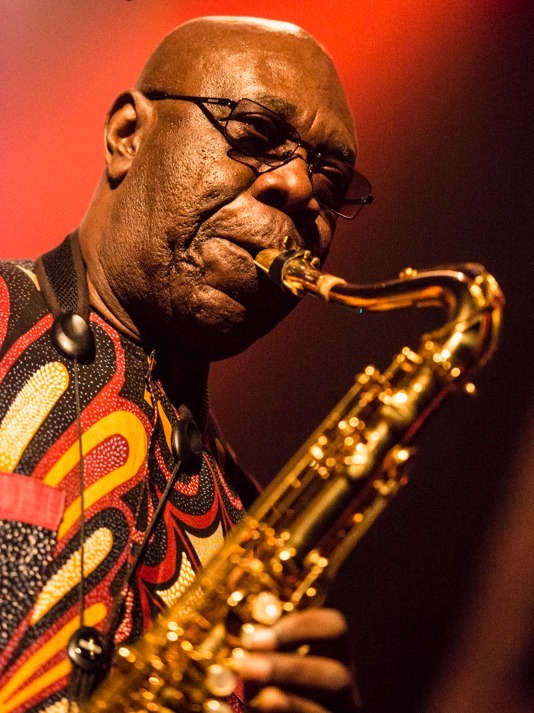 Manu Dibango jouant à Couleur Café