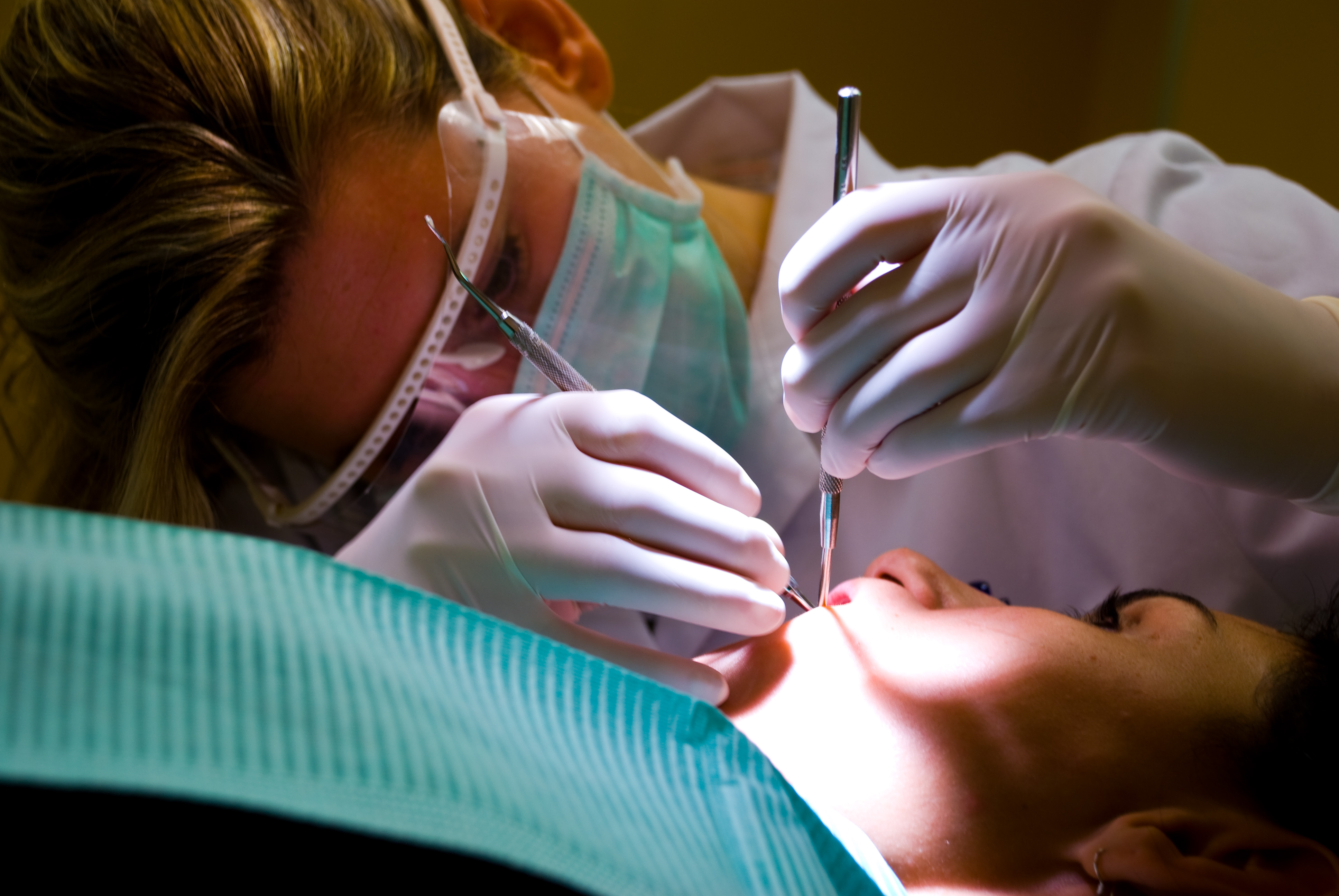 Une orthodontiste en plein travail